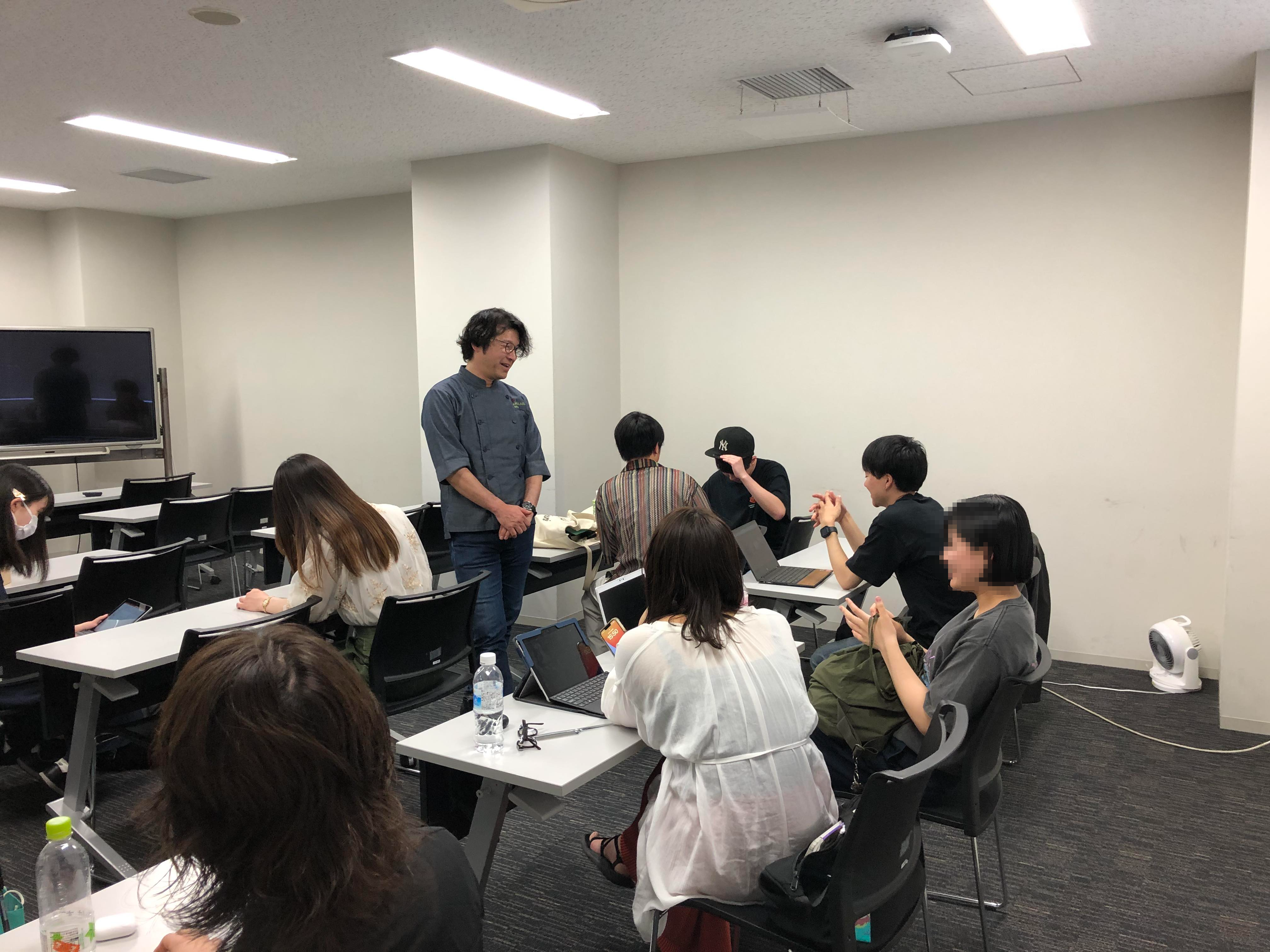 スポンジのぼうし主催の小田原益広が中京大学でマーケティングを学ぶ学生に講義をしています。