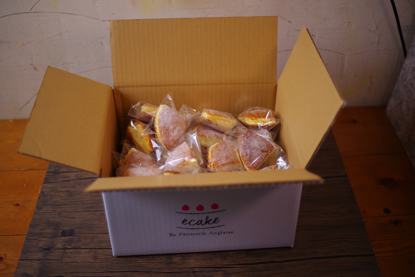 スポンジのぼうしケーキが箱にいっぱい